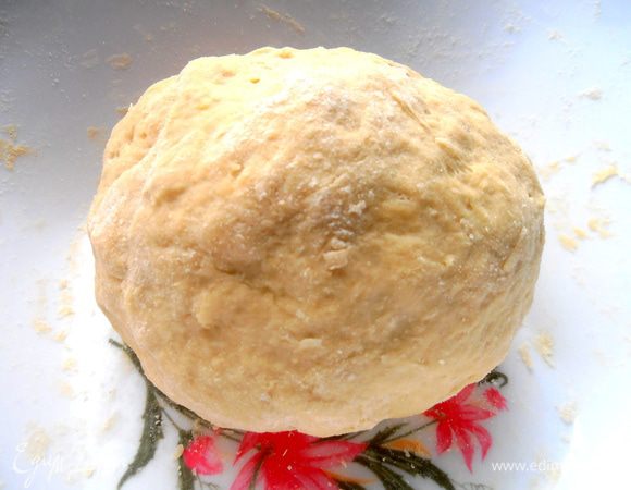 Подсыпаем ещё нужное количество муки...(у меня ушло около 3 стаканов).Готовый шар теста убираем в холодильник на 20 минут!