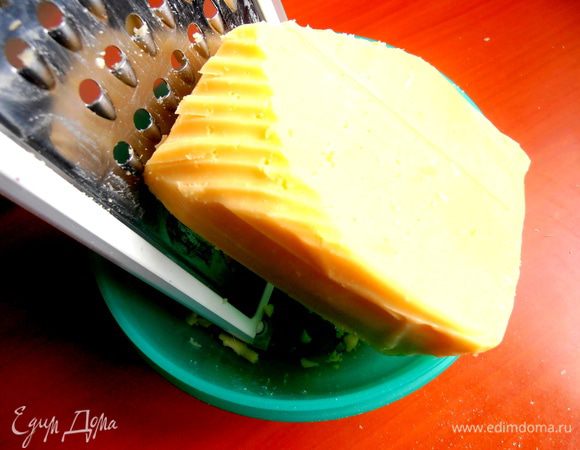 Для начинки натираем сыр на крупной тёрке...