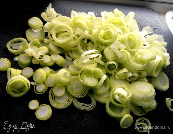 Лук порей (или другую зелень) нарезаем колечками...