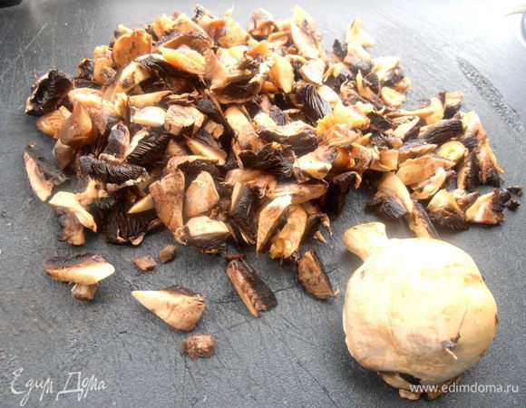 Грибы мелко рубим...