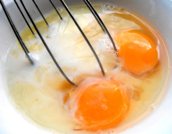 Яйца взбиваем со сливками.
