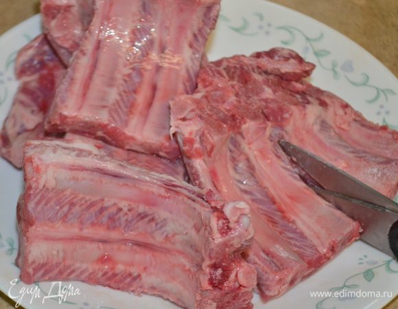 Разрежем кулинарными ножницами ребра на порции.
