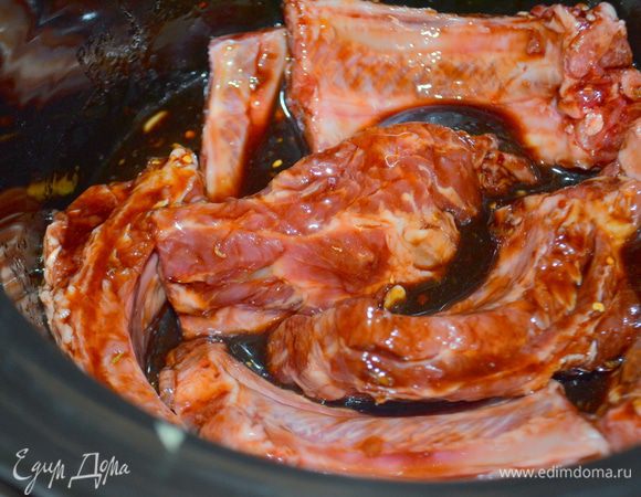 Выложим ребра в слоукукер и перемешаем со специями смешанными .