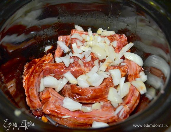 Сверху выложим лук порезанный. Закроем крышкой и тушим при режиме медленном 5-6 часов. Если в  духовке надо прикрыть ребра пищевой фольгой. При тем-ре 180 гр. примерно 2 часа.