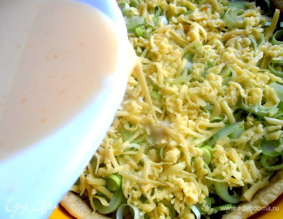 Равномерно поливаем заливкой,перед этим снова её перемешав!