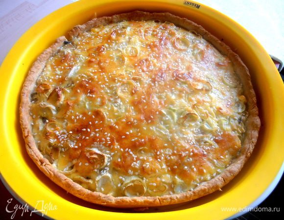 Через полчаса наш румяный киш готов! Когда сыр расплавился корочкой,я вытащила киш и посыпала сверху немного сезамом.