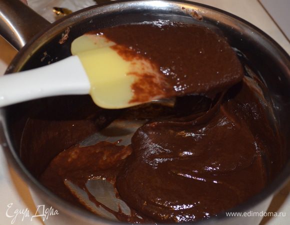 варим соус: это любимый соус моего мужа, по рецепту моей свекрови, который я всегда использую в шоколадной выпечке! смешиваем все ингредиенты в ковшике, варим на среднем огне до однородности примерно 3 минуты. остужаем