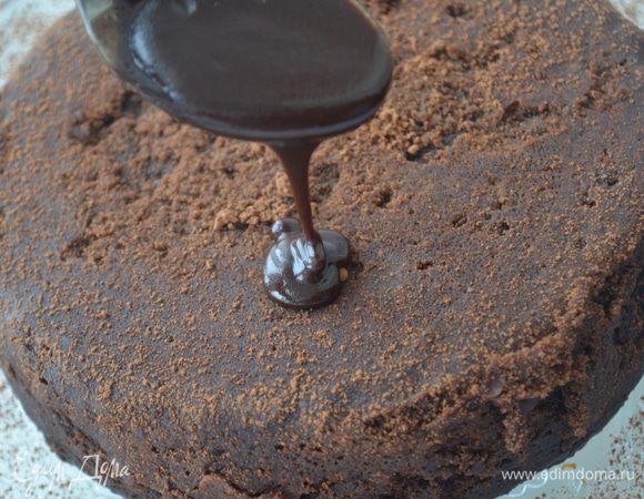 наливаем в центр торта и пусть она сама растечется. Можно слегка вращать торт по кругу