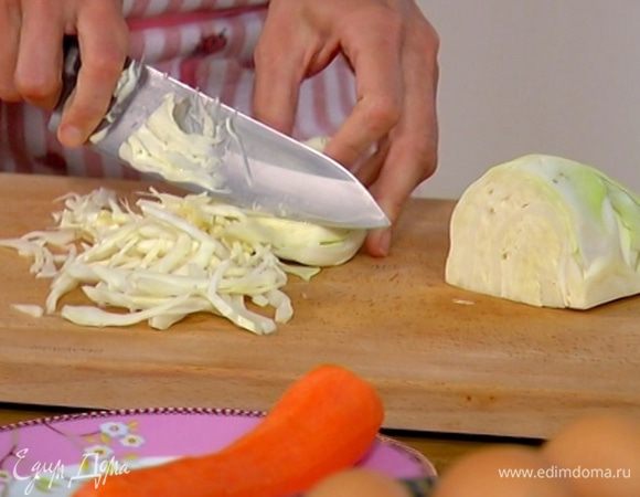 Капусту тонко нашинковать и слегка помять руками.