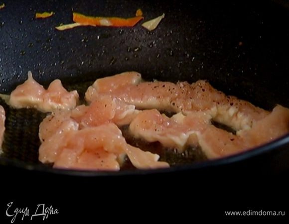 Капусту с морковью переложить в другую посуду, а в сковороде разогреть 1 ст. ложку оливкового масла и обжарить курицу почти до готовности.