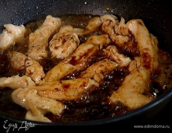 Добавить к курице мед, бальзамический уксус, перемешать и прогревать еще 5 минут.