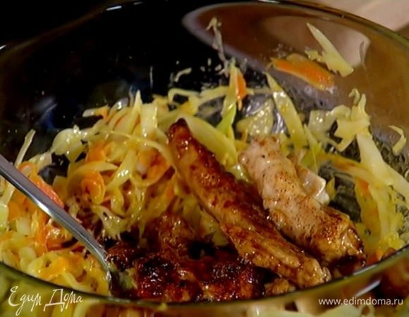 К капусте с морковью добавить горчицу и куриное мясо, все перемешать.