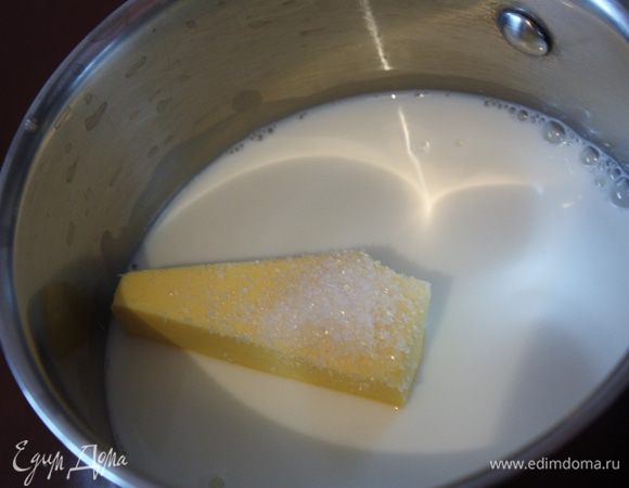 Молоко смешайте в сотейнике со сливочным маслом,солью,сахаром (30 г) и доведите до кипения. Вы можете вместо молока использовать воду или напополам, тогда шукеты будут легче, правда тесто будет тогда более тягучее.