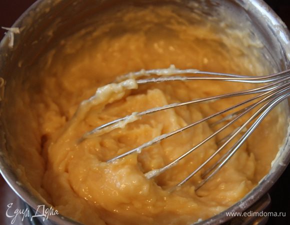 Поставьте тесто на маленький огонь и постепенно вводите яйца,по 1-2 за раз. Тесто должно получиться гладким и блестящим. Снимаем с огня.