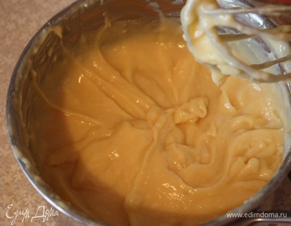 Добавьте тертый на мелкой терке сыр, перемешайте, чтобы сыр полностью растворился. Тесто остудите до комнатной температуры.