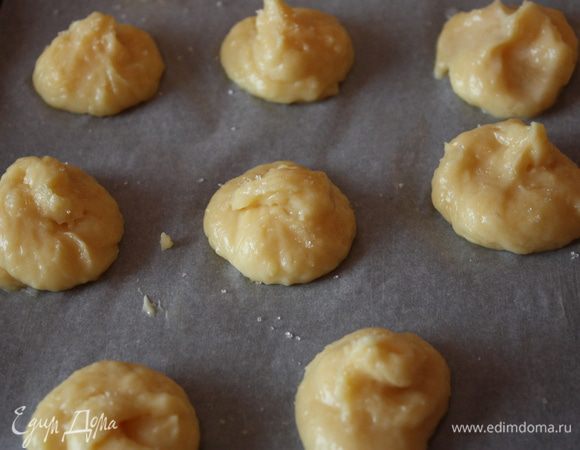 С помощью чайной ложки или кондитерского шприца формируем шарики размером с грецкий орех, выкладываем их на застеленный пергаментом противень на расстоянии 3-4 см друг от друга. Присыпаем оставшимся сахаром и выпекаем в разогретой до 160 градусов духовке 25-30 минут. Духовку не открывает,чтобы шукеты не осели. Достаем, слегка остужаем (хотя это и необязательно)))), наливаем кофе!! 
и можно ставить новую порцию!!