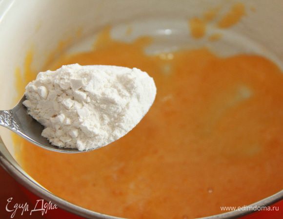 Варим заварной крем. Желтки растираем с сахаром, добавляем ложку муки.