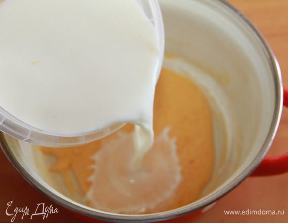 Заливаем яичную смесь горячим молоком, постоянно помешивая. 