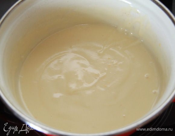 Варим крем до загустения. (на низких температурах или на водяной бане)