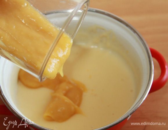 Смешиваем заварной крем и пюре из манго.