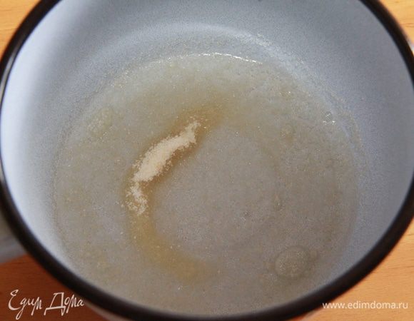 Замачиваем желатин в 100 мл воды.