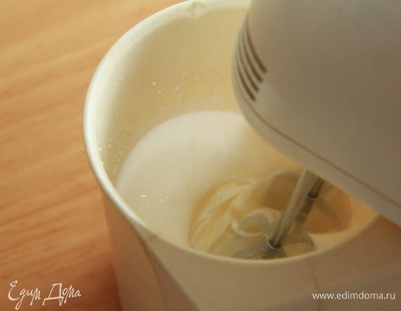 Взбиваем сливки в пышную пену. У меня на это ушло минут восемь. Не повторите мою ошибку! Со сгущёным молоком взбиваются только натуральные сливки! Первый раз делала с безлактозными сливками - от сгущёнки они свернулись!