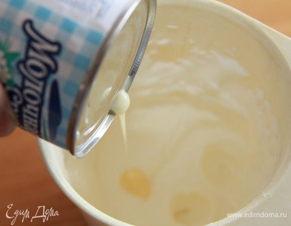 К сливкам подмешиваем сгущёное молоко. Взбиваем ещё 1-2 минуты.