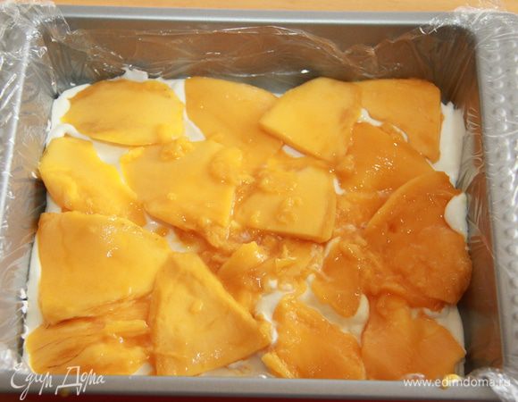 Свежий спелый манго режем на пластинки и выкладываем на слой крема.