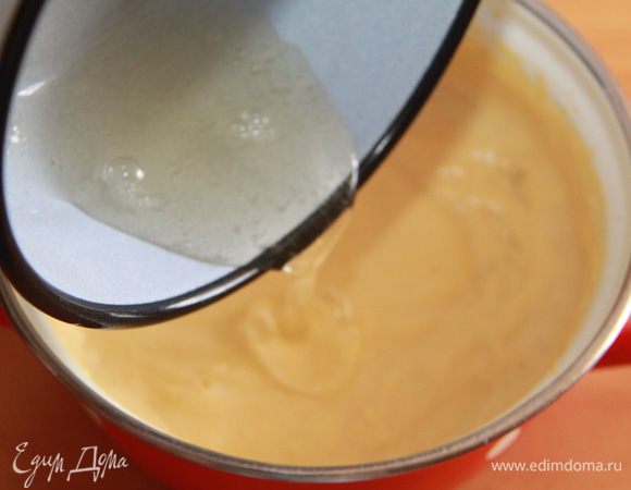 В заварной манговый крем вливаем тёплый желатин, тщательно размешиваем.