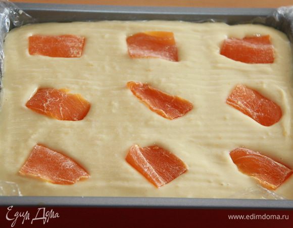 Заливаем верхний слой печенья заварным манговым кремом-желе. Украшаем десерт кусочками сушёного манго. Убираем застывать в холодильник на 2 часа.