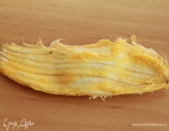 Так выглядит семя манго. Для меня это было неожиданностью, потому что манго я "разделывала" первый раз!