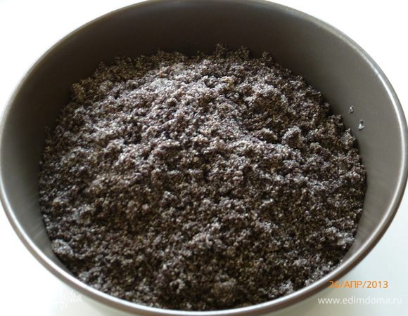 Измельчаем мак в кофемолке. Можно измельчить в ступке или пропустить пару раз через мясорубку, но так медленнее, конечно, будет. Заливаем мак кипятком и оставляем на 15 минут.