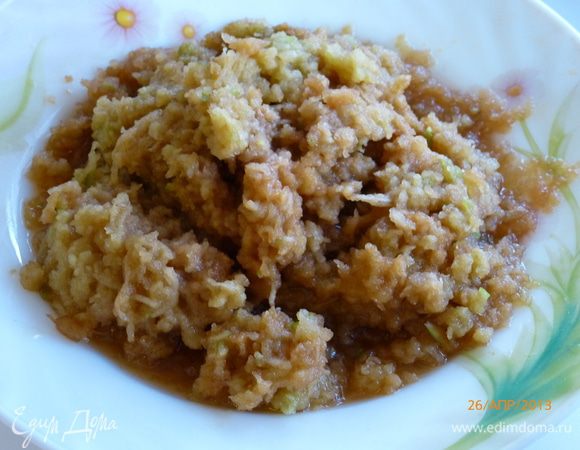 В это время натираем яблоки на терке (морковной), ...