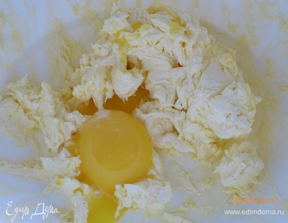 Сливочное масло (комнатной температуры) начинаем взбивать на медленной скорости, по одному добавляем желтки.