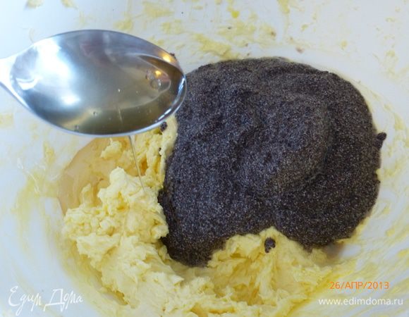 В яично-масляную смесь добавляем мак (без воды), перемешанный с медом. Все аккуратно перемешиваем.