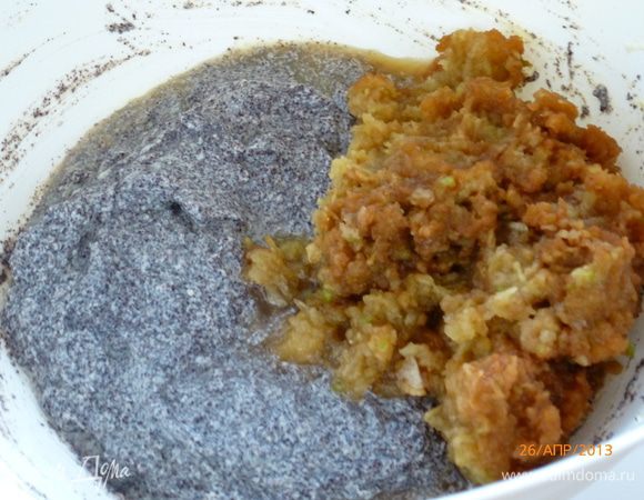 Добавляем яблоки в несколько заходов, каждый раз тщательно перемешивая.