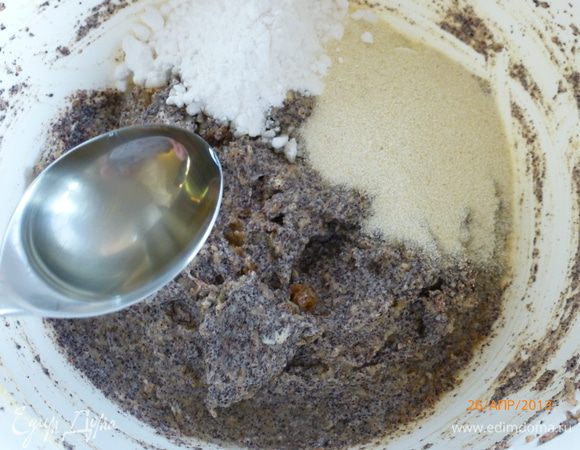 К тесту добавляем манку, разрыхлитель, сахарную пудру и растительное масло. Все еще раз вымешиваем.