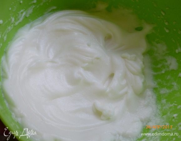 Взбиваем белки в крутую пену.