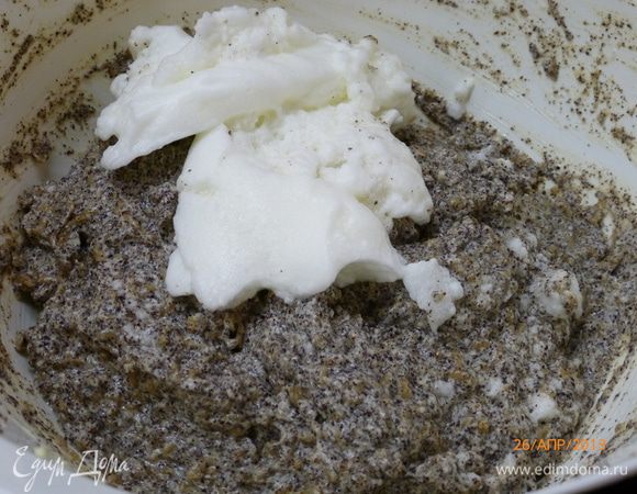 Белки в три захода вмешиваем в тесто.