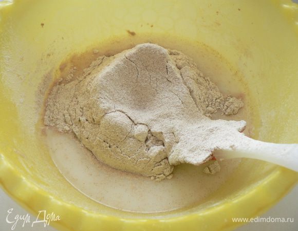 растворите соль в воде, добавьте молока, просейте муку