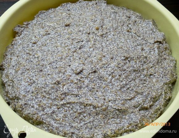 Выкладываем тесто в форму, у меня - силиконовая, поэтому не смазываю.  В оригинале пирог выпекается в форме диаметром 20 см, тогда он получается  высоким. Готовый пирог поливается глазурью. Я решила взять форму большего диаметра (24 см), чтобы потом прослоить корж и сделать порционные пирожные. Выпекаем пирог 45-55 мин при температуре 180 градусов.