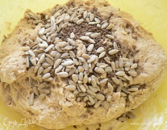 добавьте семечки и вымесите мин.5