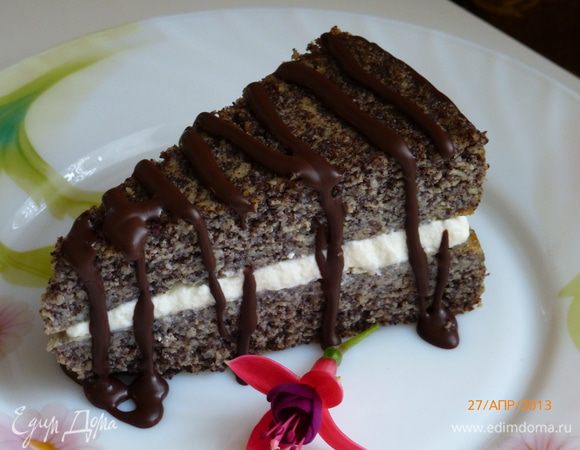 Или поступить как я - любительница взбитых сливок) Разрезала корж на 8 одинаковых частей, переслоила взбитыми сливками (сливки, сахар, ванильный экстракт), сверху украсила шоколадной глазурью. Этот вариант менее сладкий.