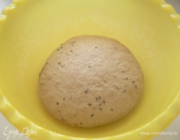 тесто положите в смазанную растит. маслом чашку, затяните пленкой и оставьте для брожжения на 1-1,5 часа