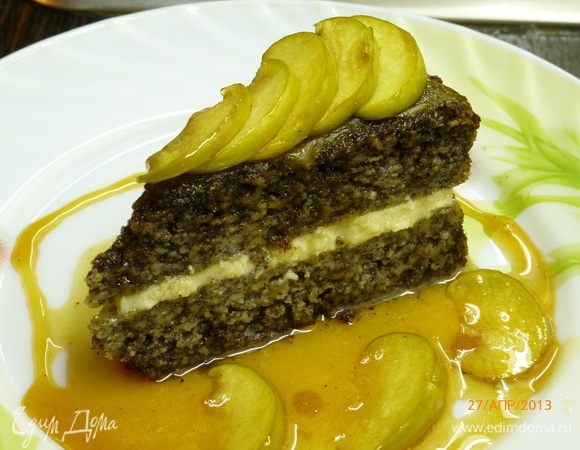 А можно приготовить карамель, порезать тонкими пластинками яблоки и потомить в ней же. Прослоить бисквит взбитыми сливками, а сверху полить карамелью и украсить карамелизованными пластинками яблок. Этот вариант намного слаще. А вы, может, придумаете что-нибудь свое... Творите! И, приятного аппетита!