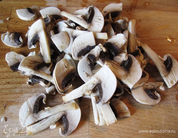 Тонко режем грибы.