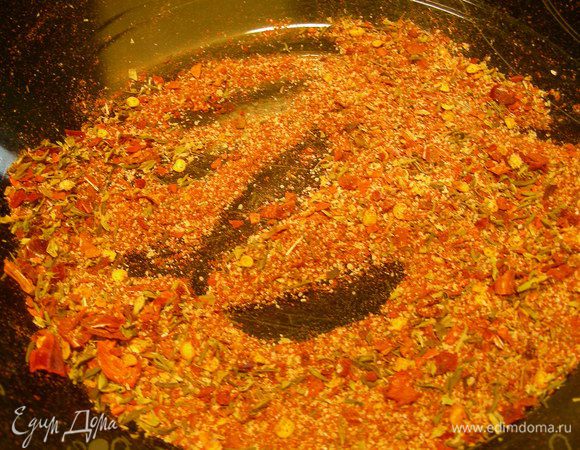 Сначала приготовим креольскую смесь специй. Для этого просто перемешиваем все составляющие. Я делала небольшую порцию, уменьшив все пропорционально. Такая смесь может храниться в стеклянной баночке или закрытом контейнере до 3 месяцев. Используется в большом количестве блюд - рыба, курица, мясо, фасоль, рис и т.д.
