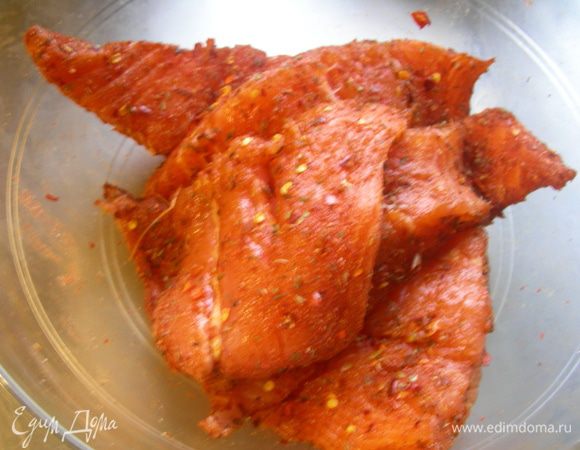 Рыбу обваливаем в креольской смеси. 