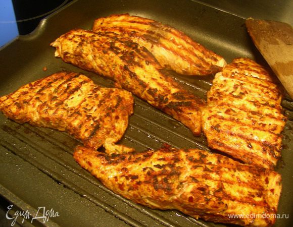 И обжариваем на гриле или сковороде-гриль (за неимением таковых ее можно просто обжарить или запечь в духовке).
