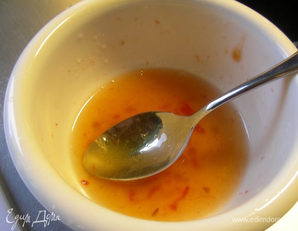 Для соуса смешиваем чили-соус, мед и сок лайма (количество сока по вкусу, в рецепте сок 1 лайма, но можно брать и меньше).
